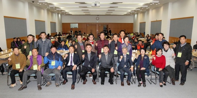▲ 이병주 광명시의회의장을 비롯한 시의원들이 지난 8일 2016 광명시 주민자치위원 워크숍이 열리고 있는 가평 교원비전센터를 방문해 관계자들과 기념촬영을 하고 있다.