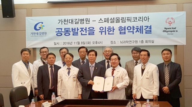 ▲ 스페셜과길병원 관계자들이 협약후 기념촬영을 하고 있다