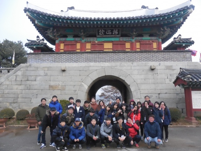 ▲ 인천대학교 역사교육과는 오는 12~13일 강화도 일대에서 ‘강화 해양관방유적’답사 프로그램을 진행한다고 9일 밝혔다. 지난해 시행한 답사에서 학생들이 강화 덕진진에서 기념촬영을 하고 있다. 인천대 제공