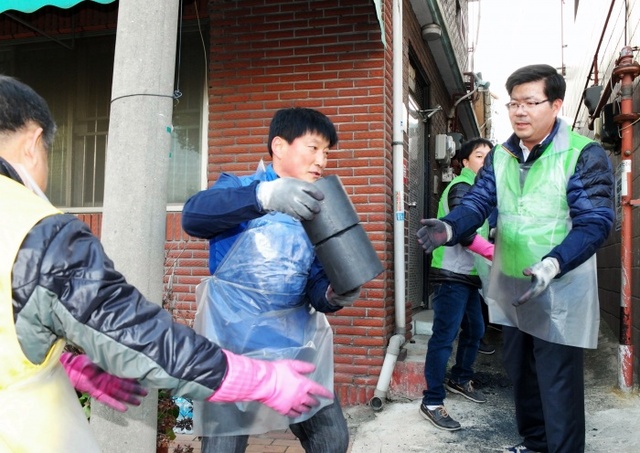 ▲ 공재광평택시장과 삼성전자_사랑의 연탄 나눔