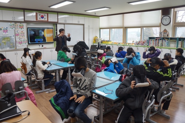 ▲ 사진2_가평교육 1110 가상현실(VR)체험