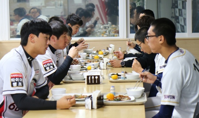 ▲ kt wiz 선수들이 10일 수원 케이티위즈파크 구내식당에서 수원북중 야구 꿈나무들과 오찬을 즐기며 대화를 나누고 있다.kt wiz 제공