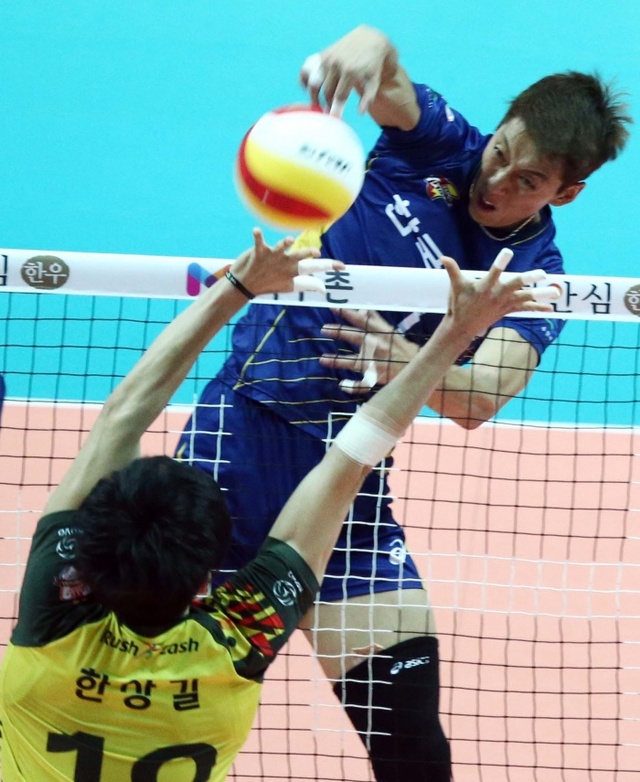 ▲ 10일 안산 상록수체육관에서 열린 프로배구 2016-2017 NH농협 V리그 남자부 수원 한국전력과 안산 OK저축은행의 경기에서 한국전력 윤봉우가 공격을 시도하고 있다.발리볼코리아닷컴 제공