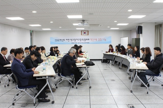 ▲ 이천교육지원청 호법초등학교를 비롯한 관내 초등 서부지구 7개교들과 혁신교육 성장 나눔을 펼치고 있다.(사진=이천교육지원청)