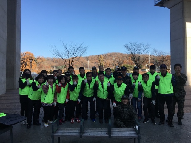▲ 1117 [희망복지과] 금곡동 상인회 및 재난구조협회, 어르신을 위한 연탄배달 사진1