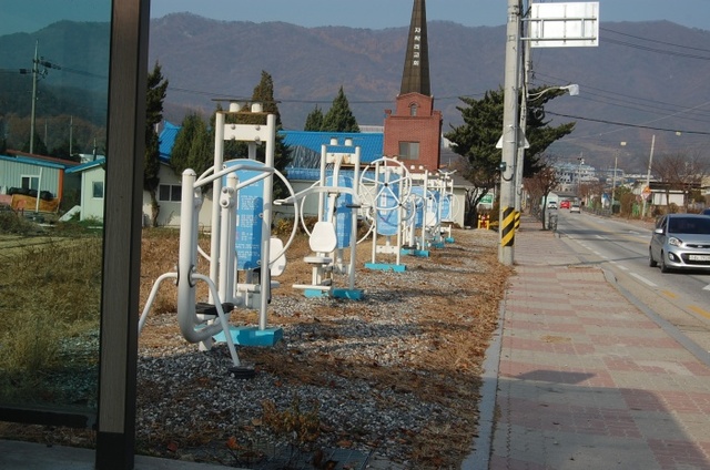 ▲ 선단동 버스정류정에 설치한 운동기구