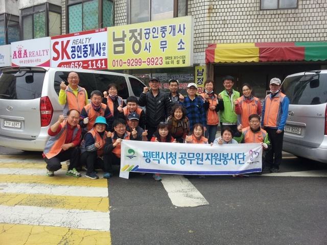 ▲ 평택시 공무원 봉사단 사랑의 집수리봉사