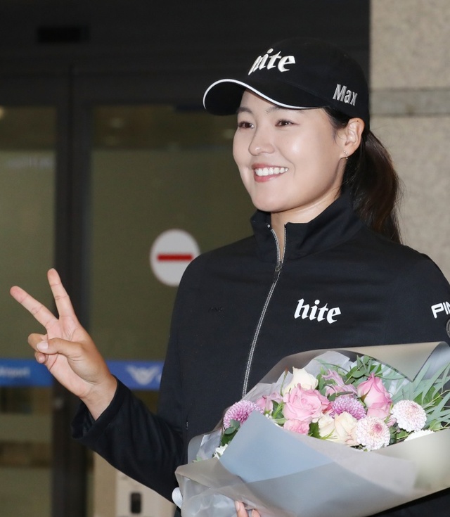▲ LPGA투어에서 38년 만에 신인왕과 평균타수 1위를 동시에 석권한 전인지가 22일 오후 인천공항을 통해 귀국, 환영객들에게 인사하고 있다.연합뉴스