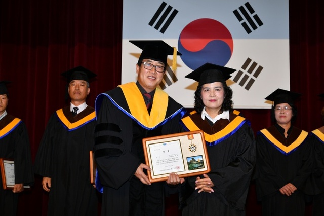 ▲ 양평군 친환경농업대학 졸업식에서 김선교 군수가 졸업생들하고 기념촬영을 하고 있다