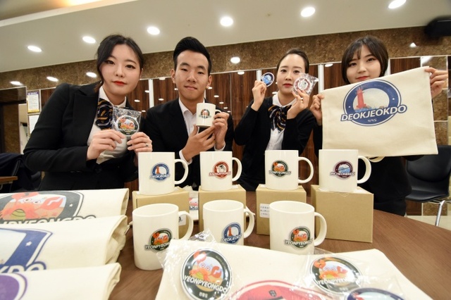 ▲ 인천재능대학교 호텔관광과 학생들이 인천의 섬을 주제로 하는 기념품을 직접 제작, 시판에 나섰다