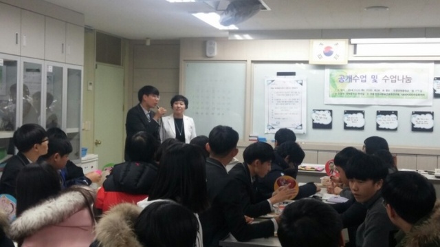 ▲ 인천당하중학교가 보건교사와 학생들과 함께 공개수업을 진행하고 있다.1