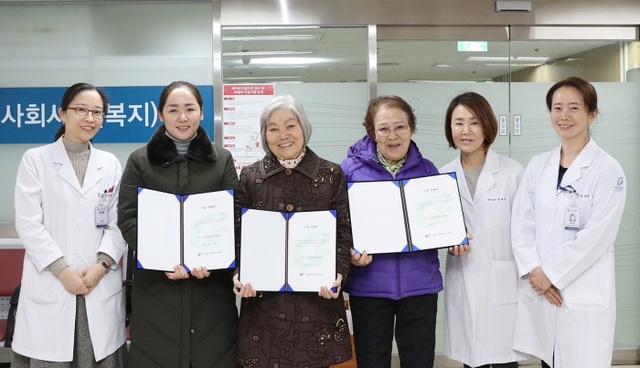 ▲ 가천대 길병원 여교수회가 환자들을 위해 성금을 전달하고 있다.