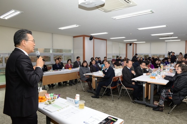▲ 지난 25일 인천시 연수구 옥련2동 주민센터에서 옥련1·2동 주민 100여명이 참석한 가운데 열린 연합반상회에서 이재호 연수구청장이 지역 현안사항을 설명하고, 다양한 주민들의 의견을 들었다. 연수구 제공