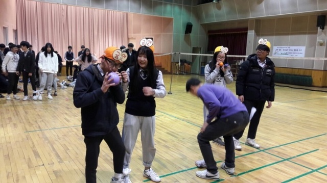 ▲ 인천당하중학교와 간재울중학교 금연서포터즈 학생들이 흡연예방프로그램을 진행하고 있다.1