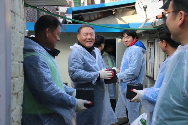 ▲ 의정부지법(법원장 조영철)이 겨울을 맞아 소속 법관과 직원 100여명과 함께 어려운 가정에 방문, 연탄과 쌀 등을 전달했다고 29일 밝혔다.