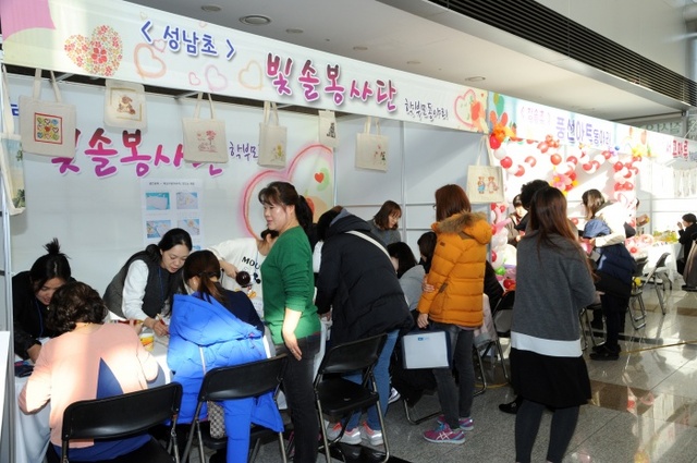 ▲ 성남형_교육으로_지원하는_학부모_동아리의_에코백_등의_전시·체험_부스가_운영_중이다