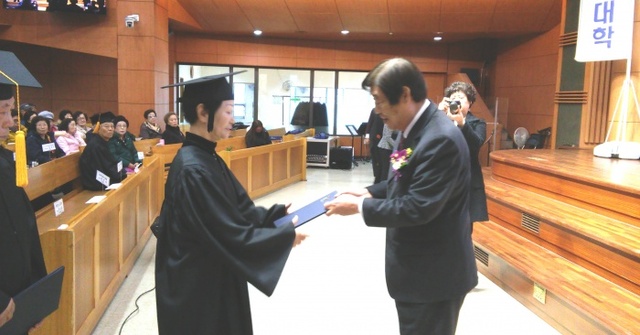 ▲ (보정)오동근 경기일보 인천본사 사장이 제10회 부광노인대학 졸업식에서 우수 졸업생에게 상장을 수여하고 있다. 김덕현 기자