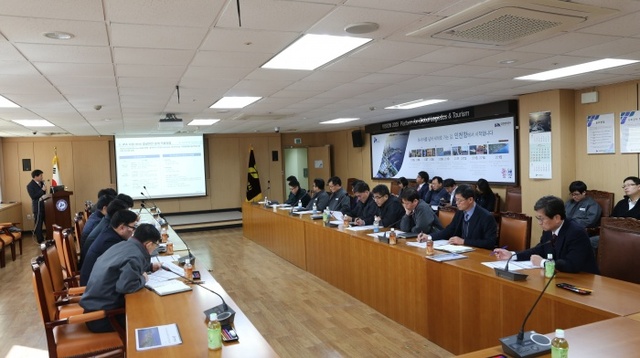 ▲ 29일 오전 인천항만공사 대회의실에서 개최된 '신성장사업 추진체계 수립 및 타당성검토 연구용역' 중간보고회에 참석한 관계자 및 공사 직원이 신성장 유망사업에 대한 설명을 청취하고 있다. 사진 제공 인천항만공사
