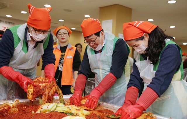 ▲ 김장사진 2(가운데 한국지역난방공사  김경원 사장)