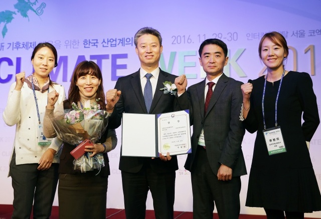 ▲ 기후변화대응(가운데 한국지역난방공사  탁현수 플랜트안전처장)