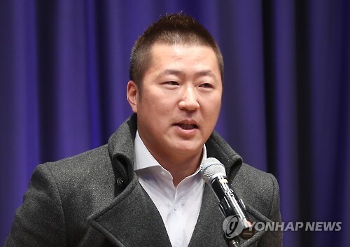 ▲ 최형우(KIA)가 2일 오후 서울 메이필드 호텔에서 열린 ‘2016 한국프로야구선수협회 플레이어스 초이스 어워드’에서 올해 선수상을 수상, 소감을 말하고 있다. 연합뉴스제공