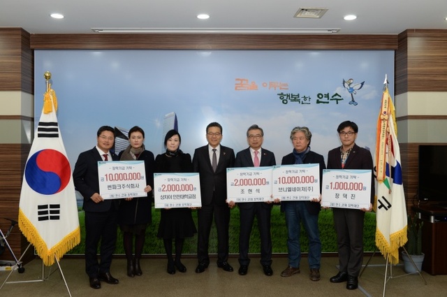▲ 지난 2일 (재)연수큰재장학재단 이재호 이사장에게 지역 내 기업과 개인 등이 장학금 2천500만원을 기탁했다. 왼쪽부터 썬파크㈜ 관계자, 김미애 샹차이 인천대학교점 대표, 이재호 이사장, 조현석 신용보증재단이사장, 박정호 브니엘네이처㈜ 대표, 장덕진 구 창조전략기획단 팀장. 연수구 제공