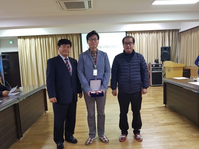 ▲ 14-12016 소요동단체장이 선정한 모범공무원 감사패 전달