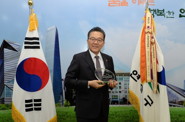 ▲ 인천시 연수구가 올해 식중독예방 관리 우수기관에 선정됐다. 5일 이재호 연수구청장이 식품의약품안전처로부터 받은 상패를 들고 기념촬영을 하고 있다. 연수구 제공
