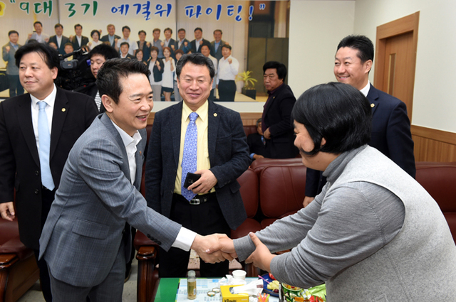 5일 경기도의회 예산결산위원회를 방문한 남경필 경기지사가 의원들과 악수하며 2017년도 예산안의 원만한 편성을 당부하고 있다. 김시범기자.JPG