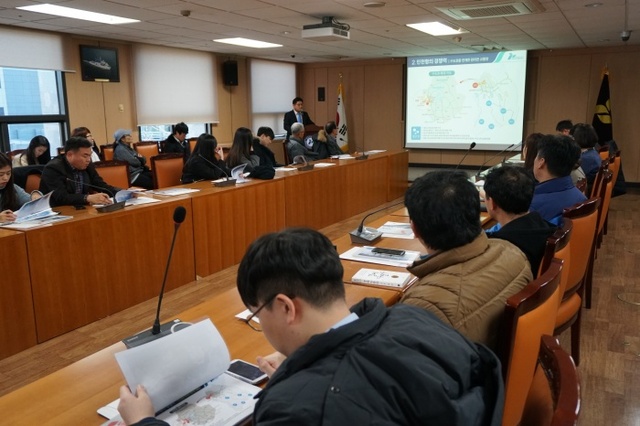 ▲ 인천항만공사는 6일 물류산업진흥재단과 공동으로 수도권 화주 및 물류기업 24개사 관계자 40여명을 초청해 인천항 물류 인프라·서비스 설명회를 열었다. /인천항만공사 제공