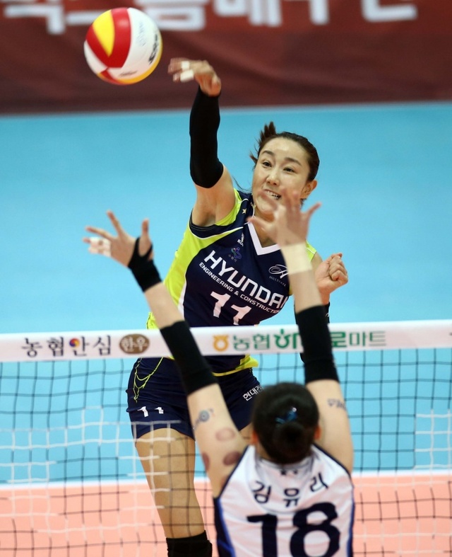 ▲ 8일 수원실내체육관에서 열린 프로배구 NH농협 2016-2017 V리그 여자부 수원 현대건설과 화성 IBK기업은행의 경기에서 현대건설의 한유미가 기업은행 김유리의 블로킹 위로 강타를 터뜨리고 있다.발리볼코리아 제공