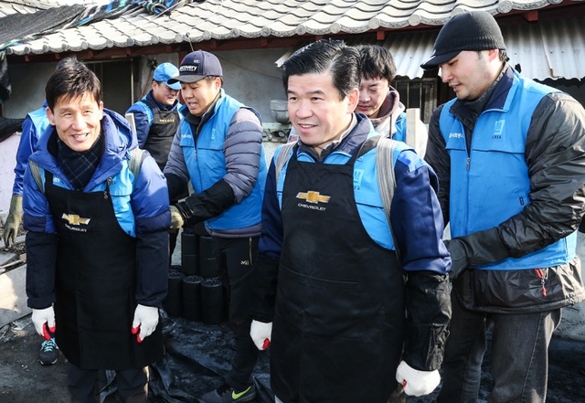 ▲ 2006년부터 각 사업장 인근에 거주하고 있는 홀몸노인 등 어려운 가정을 위해 연탄을 기부하고, 직원 봉사자들이 각 가정에 직접 연탄을 배달해 따뜻한 겨울을 선물하고 있다. 사진 제공 한국GM한마음재단