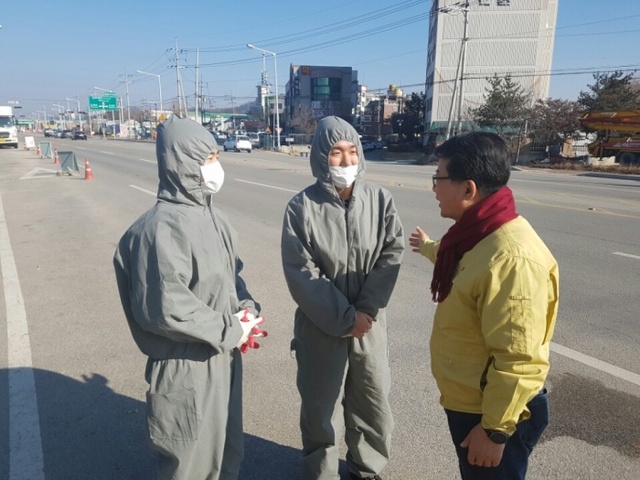▲ 이천시 조병돈 시장이 초소점검 및 격려를 위해 방역초소를 방문해 근무자들을 격려하고 있다.