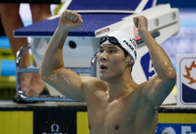 ▲ 12일(한국시간) 캐나다 온타리오주 윈저 WFCU 센터에서 열린 제13회 국제수영연맹(FINA) 쇼트코스 세계선수권대회 남자 자유형 1천500ｍ에서 우승을 차지한 박태환이 두 주먹을 불끈 쥐고 기록을 확인하고 있다.연합뉴스