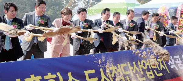 지난 10월20일 용인시 기흥구 영덕동 사업현장에서 치러진 ‘기흥 힉스 도시첨단 산업단지’ 착공식.