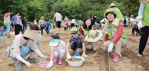 꿈틀 어린이 텃밭학교 입학식. 과천시는 촘촘한 교육복지로 학부모와 학생들에게 큰 호응을 얻고 있다. ‘제1회 경기도 지속가능 기초자치단체 대상’을 수상 한 연천군은 DMZ 일원의 자연자원의 가치를 새롭게 인식하고 현명한 활용을 위해 자연환경보전활동 많 은 노력을 기울이고 있다. 지난 2012년도부터 천연기 념물인 겨울철새도래지로 두루미가 매년 도래하는 임 진강유역 일원의 임진강평화습지원을 두루미 테마로 조성해 민통선지역의 관광자원으로 활용되고 있으며, 습지원 주변에 경관식물인 메밀을 식재해 임진강과 어 우러지는 평화롭고 여유로움을 정취를 흠뻑 느낄 수 있 는 지역으로 많은 각광을 받고 있다. ■ 주민과 함께하는 생태계 보전 활동 올해에도 생태계 보전을 위해 유해 외래식물인 단 풍잎돼지풀과 가시박 제거활동을 추진, 생태계를 보호해 토종식물의 성장과 인체에 호흡 기질을 유 발하는 영향을 줄이는데 적극적으로 노력하고 있 다. 또 차탄천과 전곡읍 고로지천, 군남면 삭녕천 등 소하천 살리기를 위해 관내 환경단체와 군부 대, 지역주민이 참여하는 가운데 하천자연정화 활동과 EM을 활용한 흙공을 투입하는 등 2013년 도부터 지속적으로 추진해 수질개선사업을 적극 적으로 추진하고 있다. ■ 나눔 문화 활성화를 통한 살기 좋은 연천 실현 연천군은 또한 복지를 위한 시책으로 보훈명예 수당 및 사망위로금 지원 등 6개 사업을 추진해 국 가보훈대상자 및 보훈단체 예우 및 지원을 강화했 으며 생계유지를 위한 기초생활보장 지원 등 5개 사업을 추진해 저소득층에게 실질적 맞춤형 급여 를 지원했다. 통합사례관리 중심의 맞춤형 복지 서비스 연계 등 5개 사업을 추진해 복지사각 지대 의 해소와 위기상황에 적극적으로 대처하고 있다. 또 관내 기업(단체) 연계 저소득 이웃돕기 모금 기 부 등 7개 사업을 추진해 나눔 문화 활성화를 통 한 저소득층의 지원을 강화했으며, 기초연금 지 원 등 10개 사업을 추진해 저소득 노인 및 홀로 사 는 노인의 생활안정을 도모했고 저소득 장애인의 생활안정을 위한 지원 사업 등 4개 사업을 추진해 장애인 복지 증진에 노력하고 있다. ■ 아이와 여성이 안전한 사회 조성 이밖에 연천군은 홈(Home)방범 서비스 지원 등 4개 사업을 추진해 여성인권 보호 및 안전한 사회 조성에 기여했으며 취업부모의 양육수요 충 족을 위한 아이 돌봄 서비스 지원 등 2개 사업을 추진, 일하는 부모를 위한 맞춤형 보육을 지원했 다. 자원봉사를 통한 취약아동 반찬배달지원 등 4 개 사업을 추진해 저소득아동 등을 지원하고 있 으며 어린이집 환경개선 개보수 사업도 시행해 보 육환경 개선에도 앞장서고 있다. 연천=정대전기자 외래식물 제거 등 생태계 보전 노력 국가보훈대상자떮단체 지원도 강화 맞벌이 부모 위한 맞춤형 보육 눈길 한국기술연구원 SOC 건설현장. 연천군은 각종 SOC 사업을 통해 지역에 활력을 불어 넣고 있다. DMZ