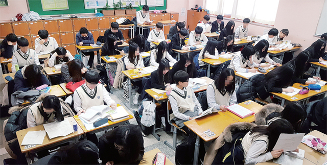 학생 44명이 수업받고 있는 화성시 봉담읍 동화리 봉담고의 한 교실. 인구 7만여 명이 거주하는 화성시 봉담읍의 유일한 고교인 봉담고의 과밀학급 문제가 심각, 대책 마련이 시급하다.