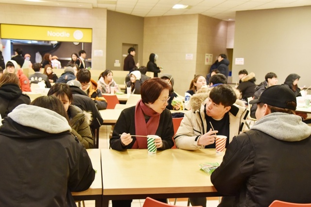 ▲ 지난 13일 오후 9시 인하대학교 학생회관 내 학생식당에서 최순자 총장이 기말고사를 준비 중인 인하대 학생들에게 추위를 녹여줄 따뜻한 야식 선물을 깜짝 전달했다. 최 총장이 학생들과 야식을 먹으며 격이 없는 대화를 나누고 있다. 인하대 제공.