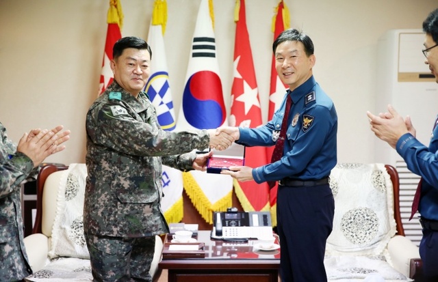 ▲ 이승철 경기북부경찰청장은 15일 육군 제5군단을 방문해 대북 접적지역 주민의 안전과 흔들림 없는 안보치안에 대해 의견을 나누는 시간을 가졌다.