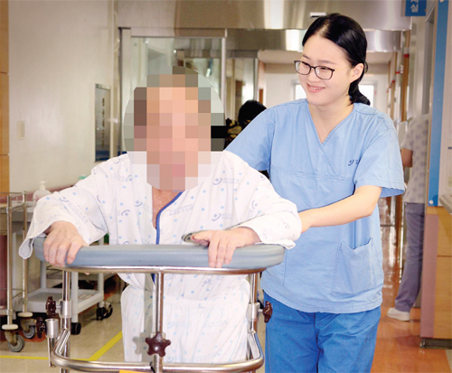 환자가 화장실에 가는 동안 부축하는 모습.