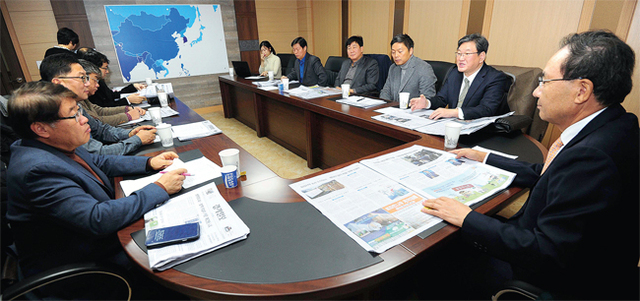 지난 14일 경기일보사 1층 소회의실에서 열린 경기일보 독자권익위원회 회의에서 독자권익위원들이 지난 한 달간의 본보 보도에 대해 토론하고 있다. 전형민기자
