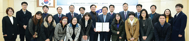 ▲ 15일 안산시청 회의실에서 열린 노동환경 개선을 위한 업무협약식에서 제종길 시장과 고용노동부 안산고용노동지청, CU, (주)BGF리테일, (주)코리아세븐, (주)롯데리아 관계자들이 기념촬영을 하고 있다. 안산시 제공