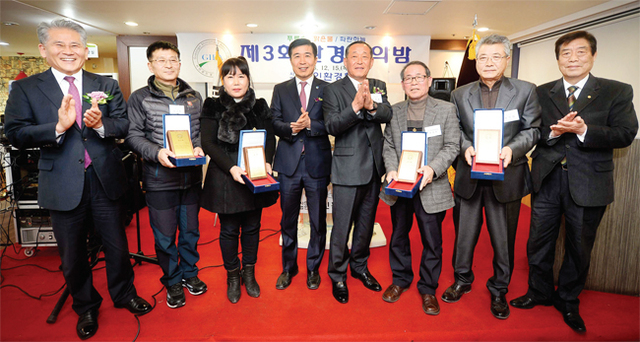 ▲ 15일 오후 인천시 남동구 C&K웨딩컨벤션에서 열린 ㈔경인환경협회(GIEA)‘제3회 환경인의 밤’ 행사에서 전성수 인천시 행정부시장과 장석현 남동구청장, 오동근 경기일보 인천본사 사장, 최석보 ㈔경인환경협회 협회장등 내외빈들과 영예의 수상자들이 함께 기념촬영을 하고 있다. 장용준기자
