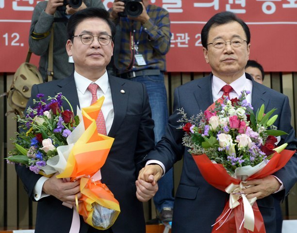 ▲ 새누리당 정우택 신임 원내대표와 이현재 신임 정책위원장이 16일 오전 국회에서 열린 의원총회에서 인사하고 있다. /연합