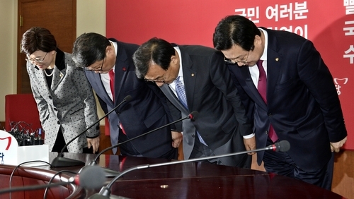 새누리당 이정현 대표 등 친박 지도부 일괄 사퇴 / 사진 연합
