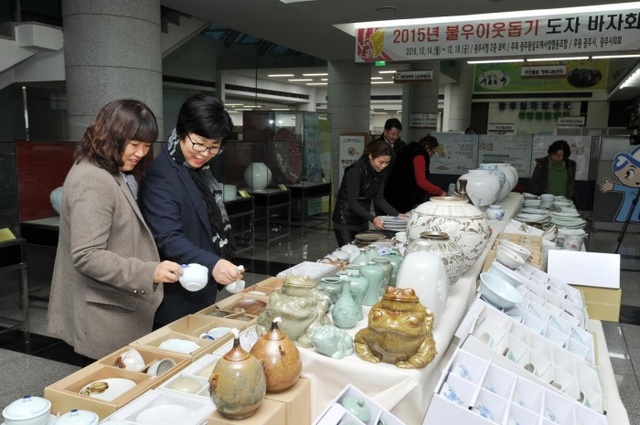 ▲ 2016년 불우이웃돕기 도자 바자회 개최(2015년 사진)