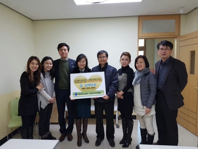 ▲ 지난 16일 인천시 연수구 송도동 인천연송초등학교에서 임찬국 한국가스공사 업무지원팀장 등이 연수구의회 이강구 구의원이 참석한 가운데, 박경덕 연송초교 교장과 학부모운영위원 등에게 학교발전기금 300만원을 전달했다. 한국가스공사 제공