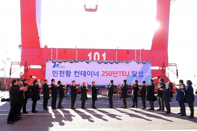 ▲ 16일 인천신항 한진컨테이너터미널에서 개최된 ‘인천항 연간 컨테이너 물동량 250만TEU 달성 기념 250만TEU 컨테이너 적하식’ 행사에서 참석자들이 컨테이너가 선박에 선적되는 장면을 바라보며 함께 축하의 박수를 치고 있다.  /사진제공=인천항만공사
