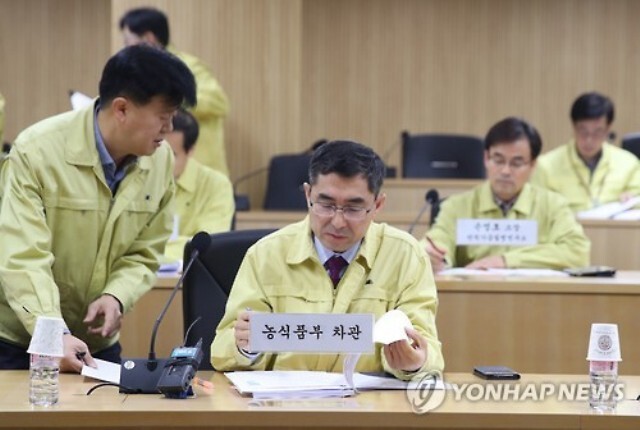 이준원 농림축산식품부 차관이 19일 오전 정부세종청사 농림축산식품부 영상회의실에서 열린 고병원성 조류인플루엔자(AI) 전국 자치단체 일일 상황 점검회의에 앞서 자료를 검토하고 있다. /연합뉴스