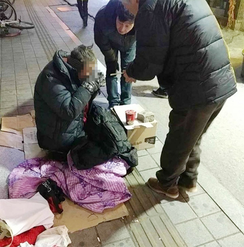 ▲ 성남시가 지난 12월 15일 거리 상담서 만난 노숙인에게 방한 물품 지원1